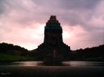 Bild - miss stEgo design Fotografie von dem Völkerschlachtdenkmal mit dem See der 1000 Tränen im Sonnenuntergang